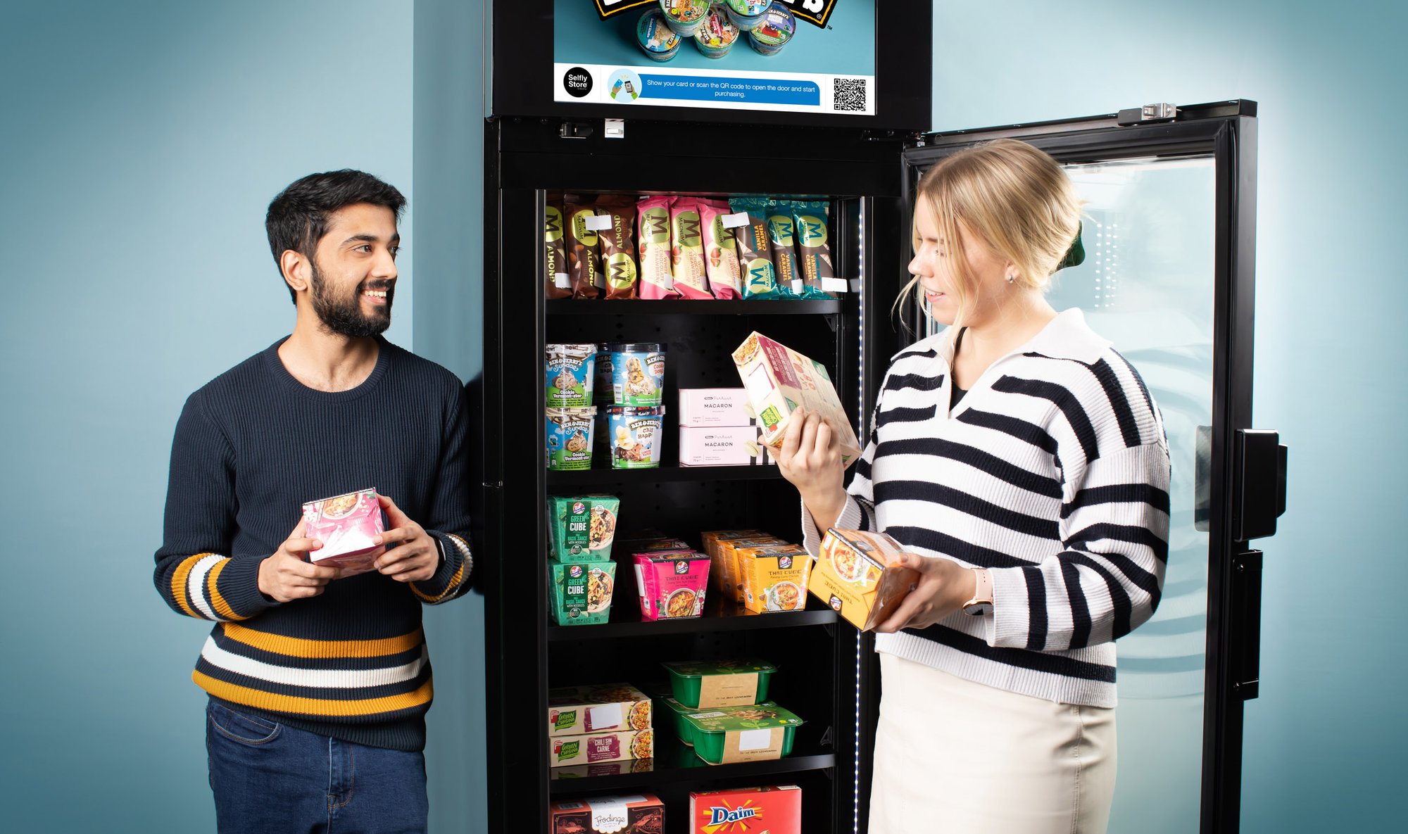 Two persons shopping from the Selfly Frrezer